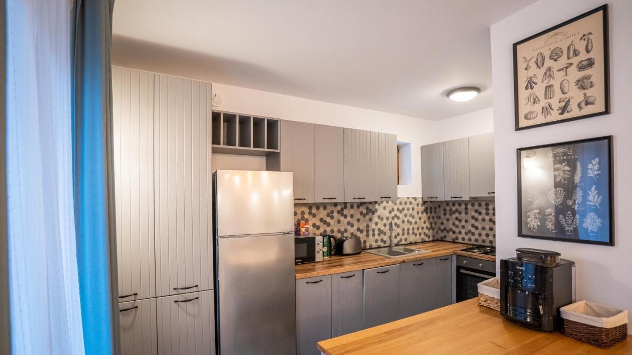 Family Treez Premium Apartments ポイアナ・ブラショフ エクステリア 写真
