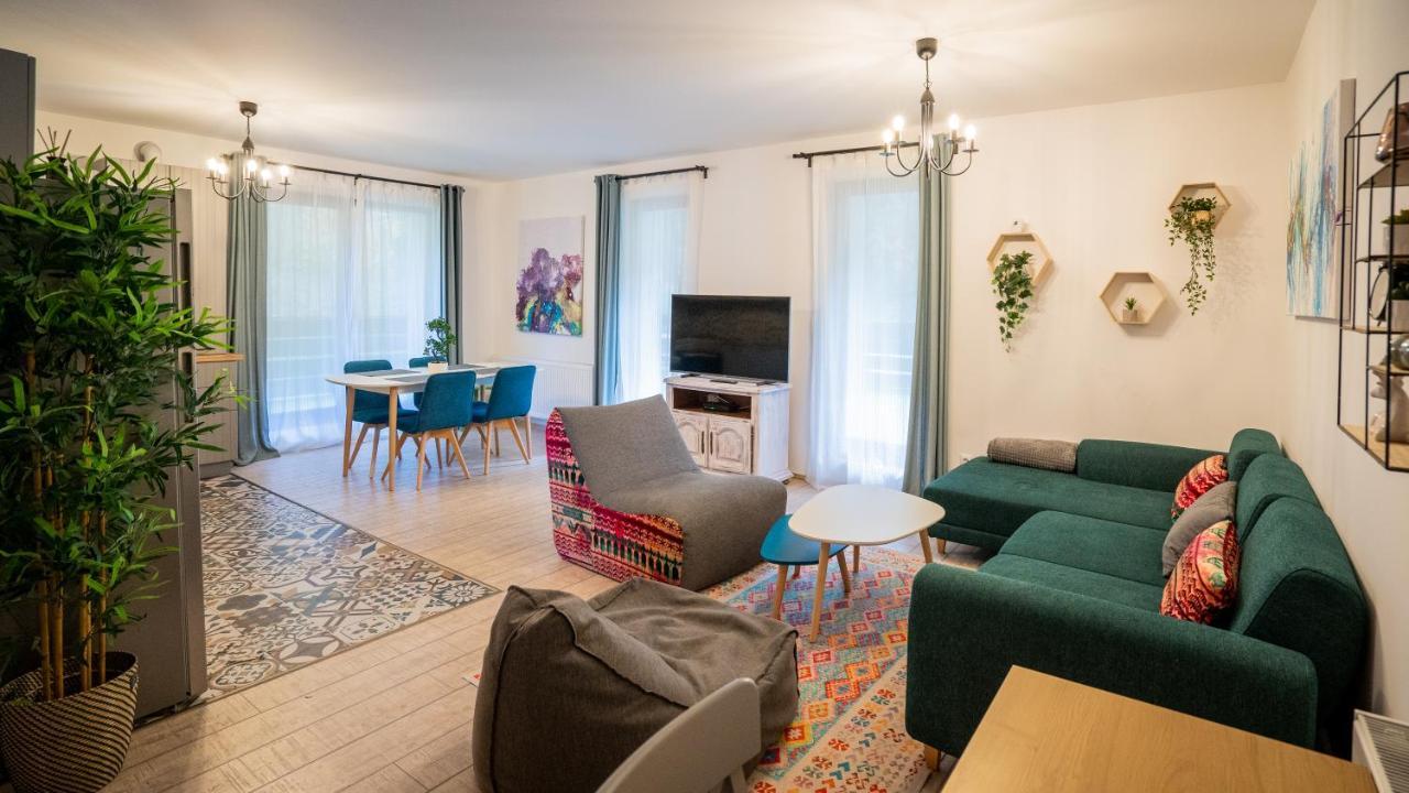 Family Treez Premium Apartments ポイアナ・ブラショフ エクステリア 写真