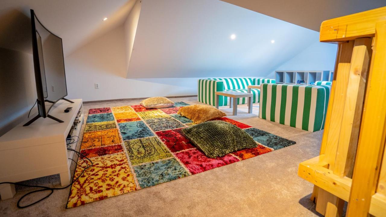 Family Treez Premium Apartments ポイアナ・ブラショフ エクステリア 写真