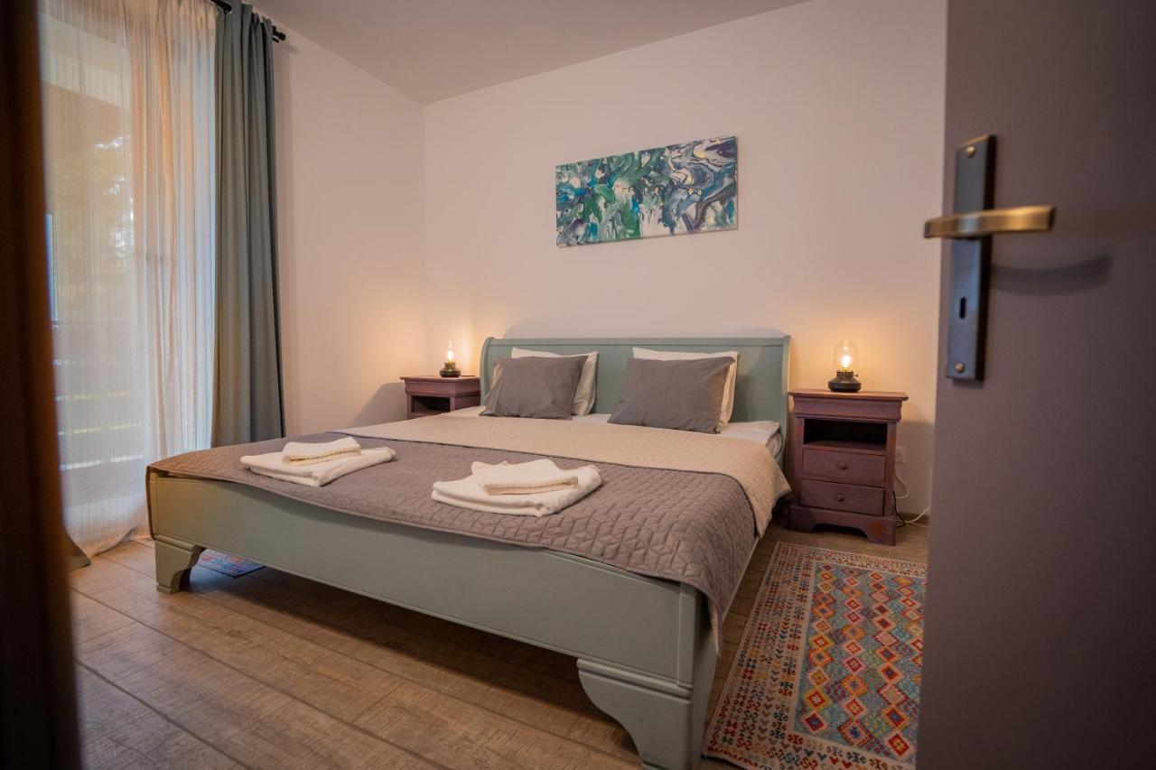 Family Treez Premium Apartments ポイアナ・ブラショフ エクステリア 写真