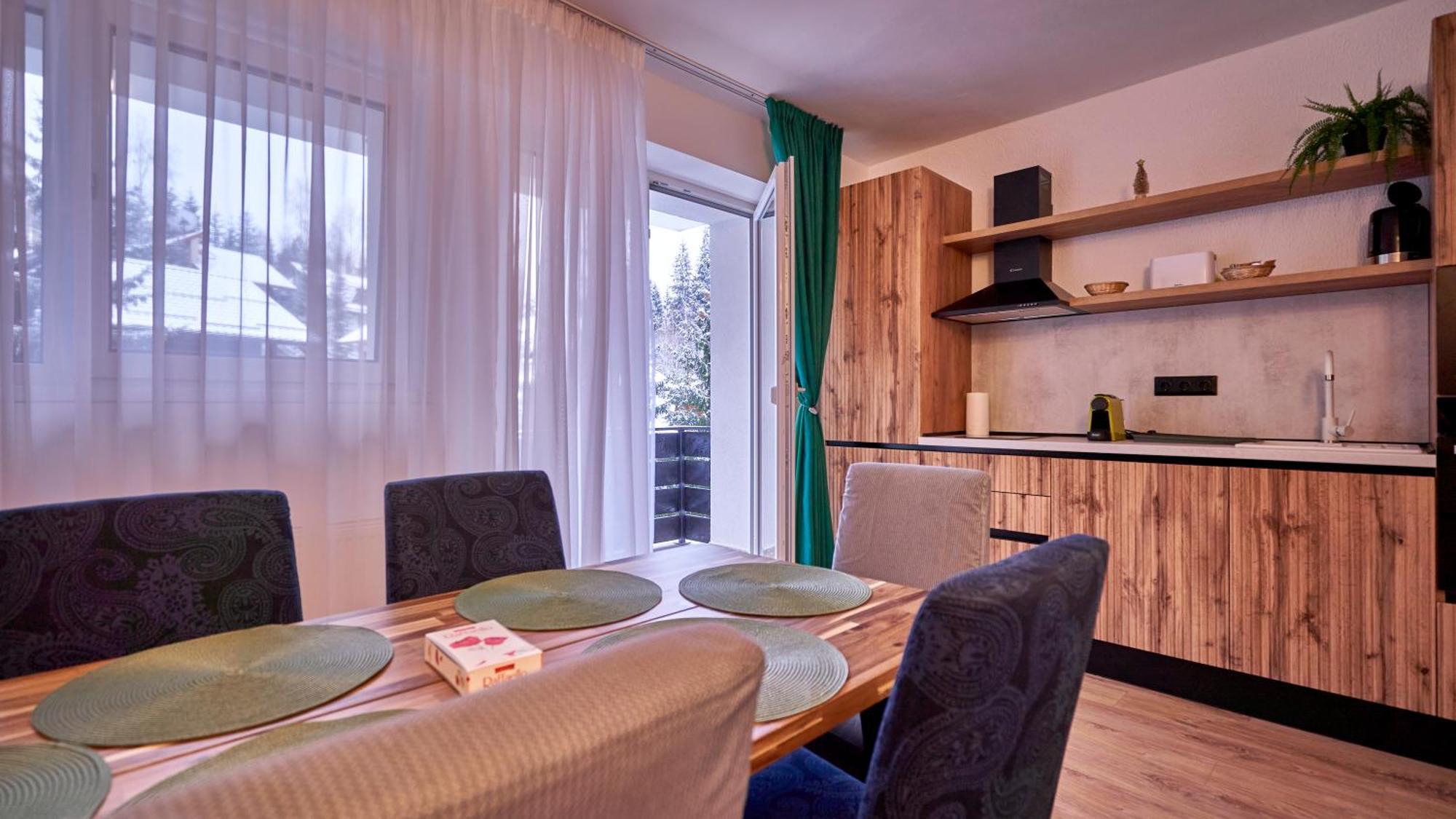 Family Treez Premium Apartments ポイアナ・ブラショフ エクステリア 写真