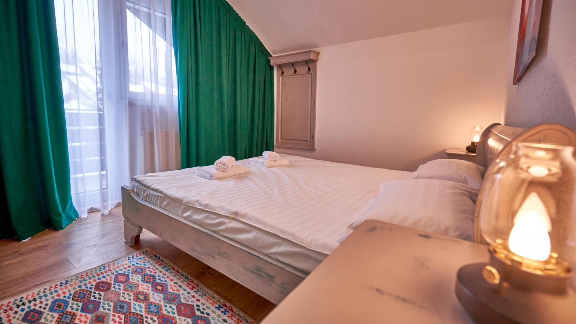 Family Treez Premium Apartments ポイアナ・ブラショフ エクステリア 写真