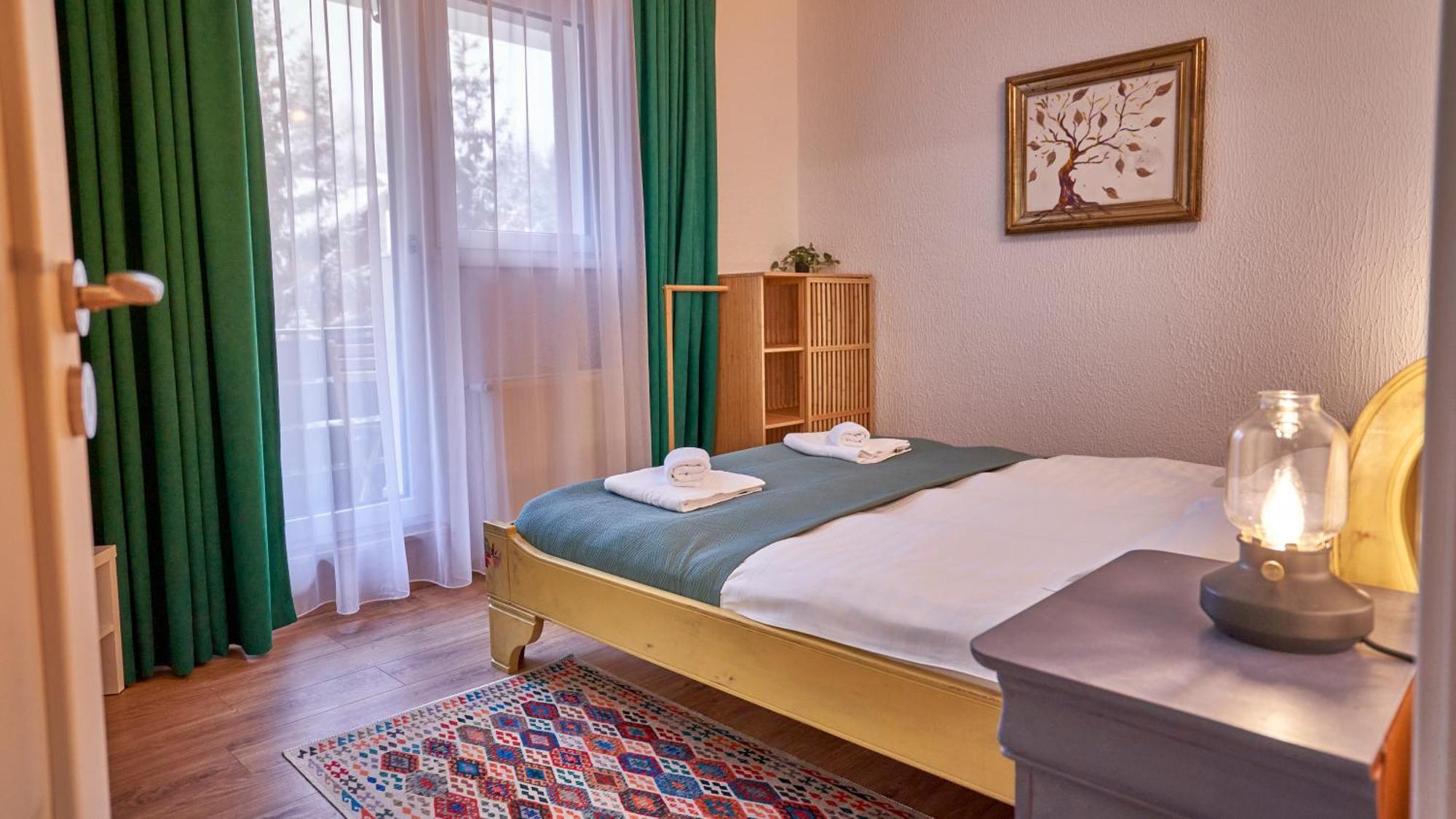 Family Treez Premium Apartments ポイアナ・ブラショフ エクステリア 写真