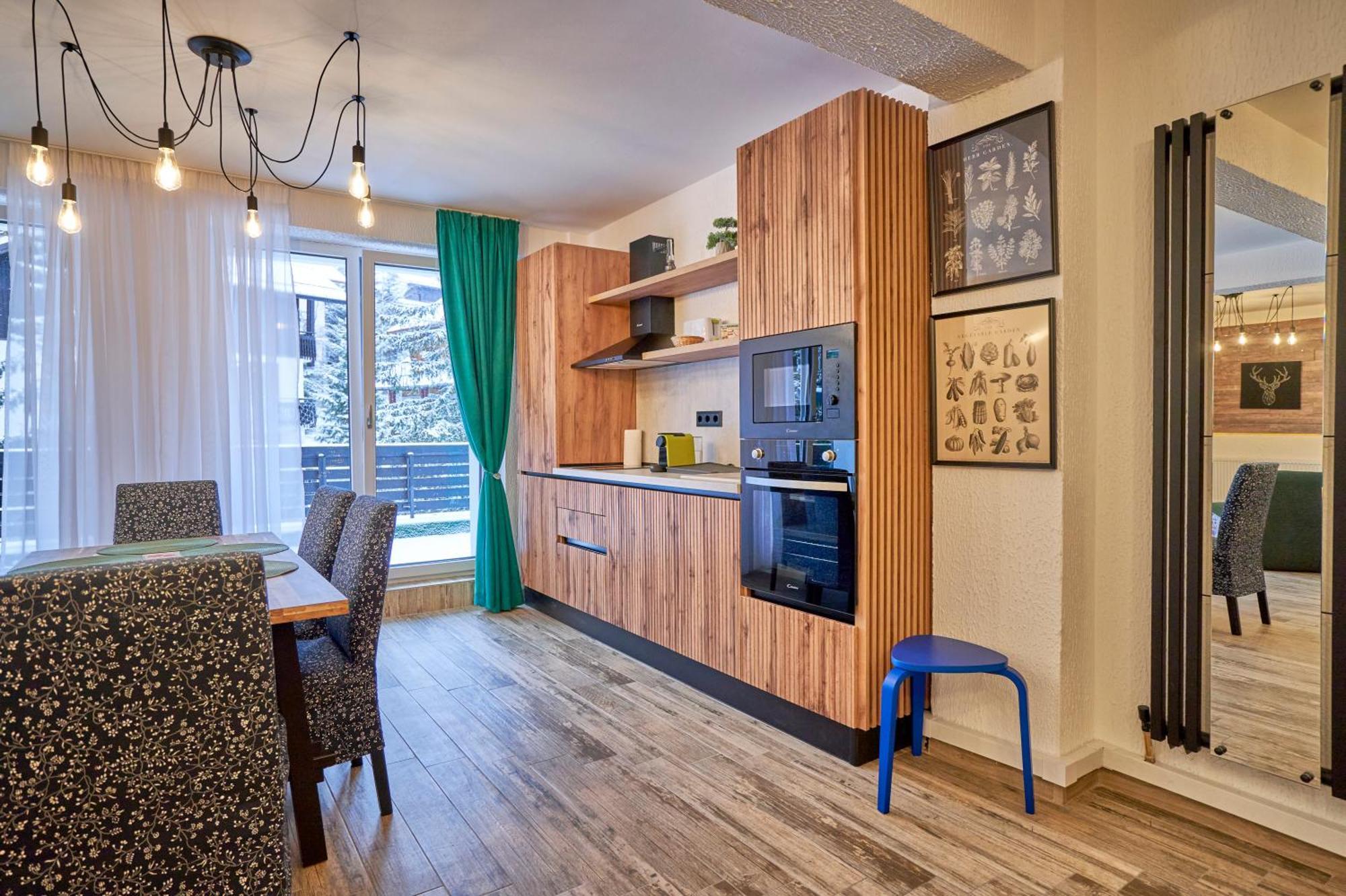 Family Treez Premium Apartments ポイアナ・ブラショフ エクステリア 写真