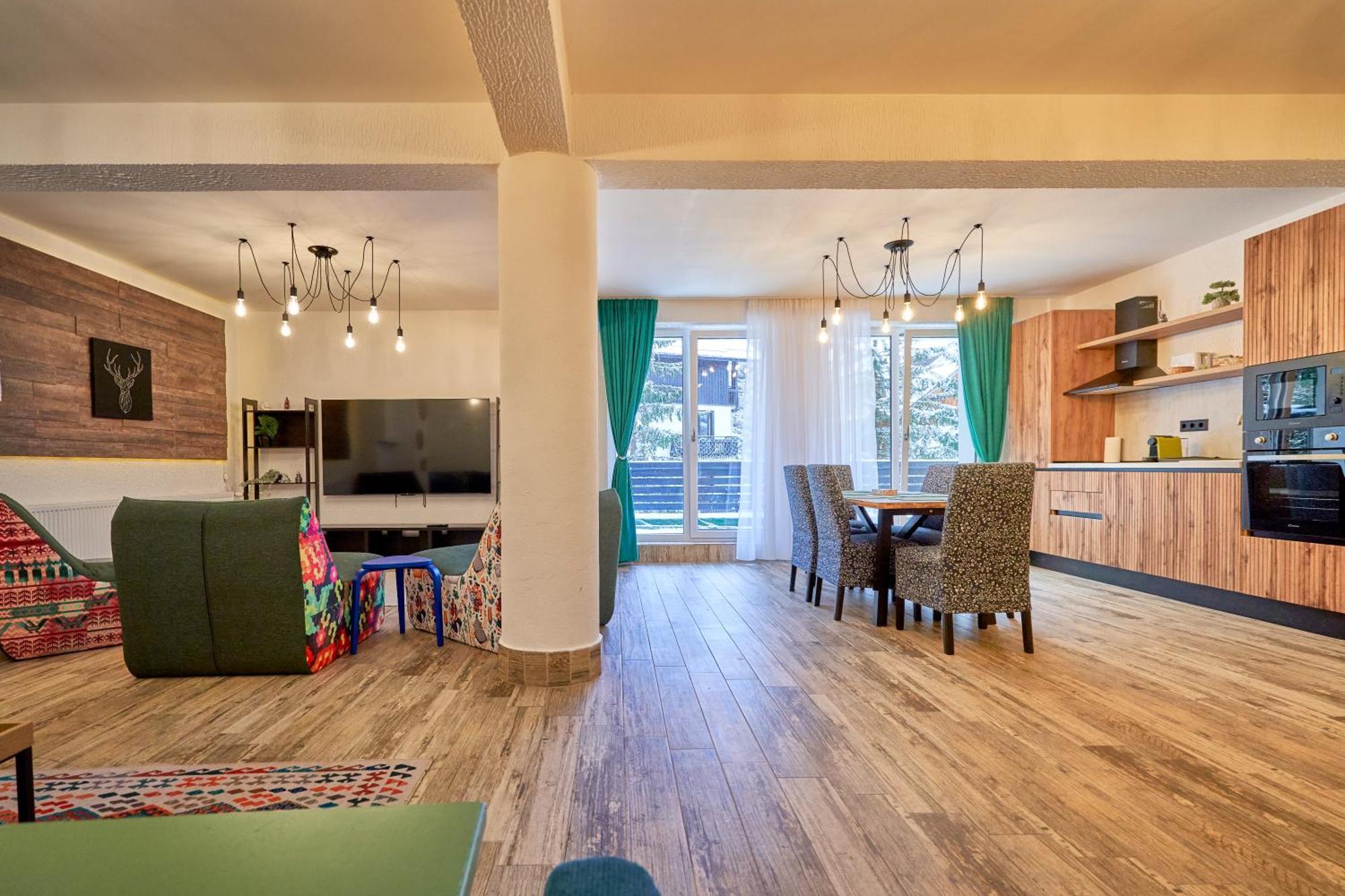 Family Treez Premium Apartments ポイアナ・ブラショフ エクステリア 写真